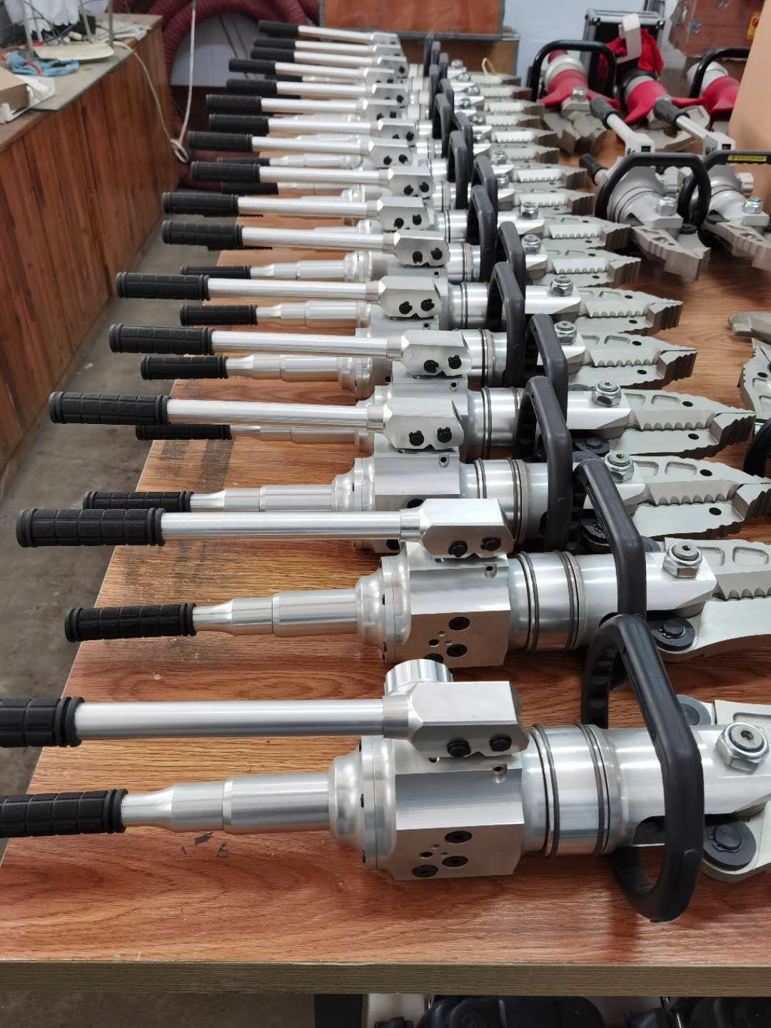 Hand operated combi tool